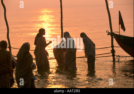 KUMBH MELA INDIA 2001 come il sole tramonta oltre il KUMBH MELA IL FLUSSO DI PELLEGRINI continua proveniente da gange 2001