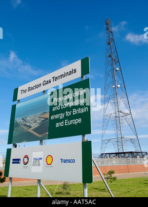 Informazioni registrazione con pilone in strada di sfondo orlo esterno GAS BACTON BACTON TERMINALI NORFOLK East Anglia England Regno Unito Foto Stock