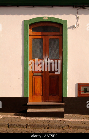 Un rustico porta in un quartiere residenziale nelle Azzorre Foto Stock