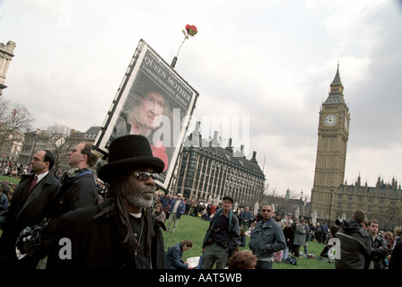 Londra Regina madre i funerali del 9 aprile 2002 persone in lutto al di fuori del Palazzo del Parlamento Foto Stock