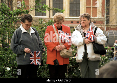 Londra Regina madre i funerali del 9 aprile 2002 Tre donne lutto Foto Stock