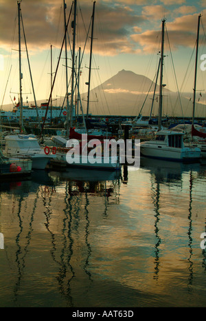Una marina nella città di Horta sull'isola di Faial, Azzorre con l'isola vulcanica di Pico visibile in background Foto Stock