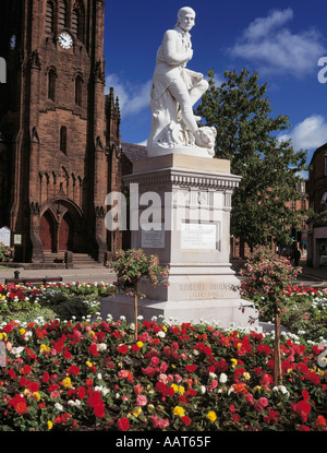 Colore estivo a Robert Burns statua Dumfries town center con Grey friars Chiesa dietro Foto Stock