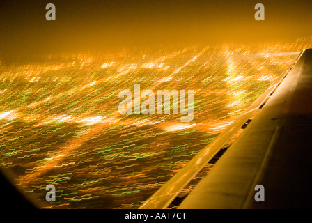 Notte atterraggio all'Aeroporto Internazionale di Los Angeles in California Foto Stock