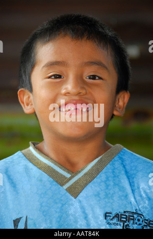 Ragazzo indigeno in Livingstone, Guatemala, America Centrale Foto Stock