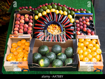 dh Traditional Green Grocer negozio di generi alimentari UK GLASGOW SCOTLAND Vegetable Display Veg boxes Fresh food box negozio di generi alimentari produrre greengrocer stand Foto Stock