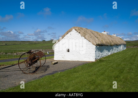 Dh Laidhay Croft Museum DUNBEATH CAITHNESS pitturato di bianco con tetto di paglia di longhouse antica e la vecchia attrezzatura agricola Foto Stock