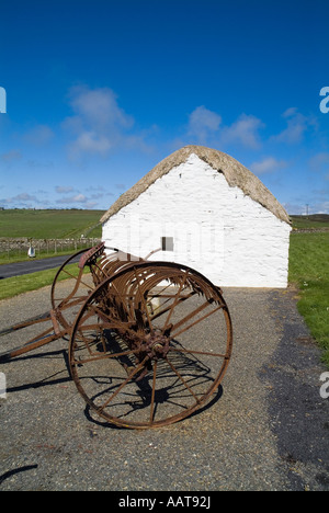 Dh Laidhay Croft Museum DUNBEATH CAITHNESS pitturato di bianco con tetto di paglia di longhouse antica e la vecchia attrezzatura agricola Foto Stock