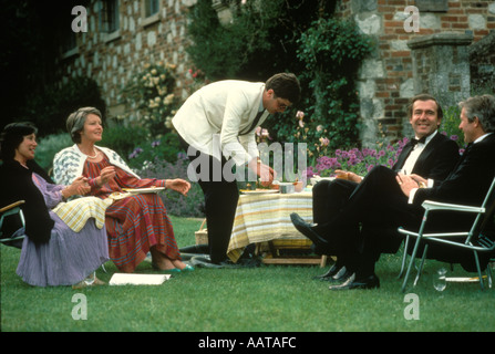 Picnic all'aperto servito da un cameriere privato un membro del personale durante l'intervallo di picnic nei giardini dell'Opera di Glyndebourne. Lewes, Sussex UK 1980s 1984 Foto Stock