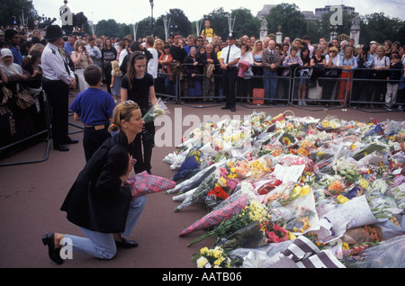La principessa Diana fiori per funerali come un omaggio floreale memorial Settembre 1997 Buckingham Palace Londra UK Principessa di Galles degli anni novanta HOMER SYKES Foto Stock