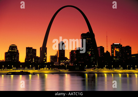 Elk271 1484 Missouri St Louis skyline della città con Gateway Arch e il fiume Mississippi Foto Stock