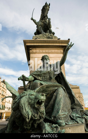 Venezia Italia statua di re Vittorio Emanuele sulla Riva degli Schiavoni Foto Stock