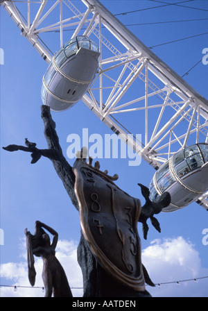 Statua di tempo e parte del London Eye Foto Stock