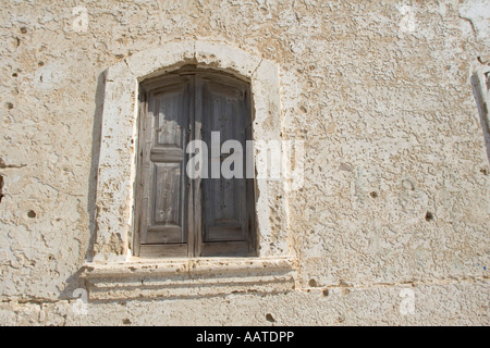 Finestra con weathered persiane di legno Foto Stock