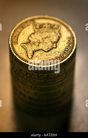 Valuta britannica Sterling Pound monete in una pila o pile Foto Stock