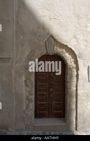 Tipico edificio ingresso, Monte Sant'Angelo, Gargano in Puglia, Italia Foto Stock