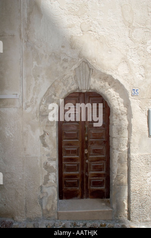 Tipico edificio ingresso, Monte Sant'Angelo, Gargano in Puglia, Italia Foto Stock