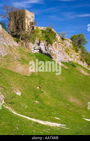 Vista: Peveril Castle sopra CaveDale a Castleton in Peak District nel Derbyshire Foto Stock
