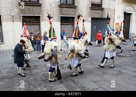 Gruppo di Paesi Baschi Joaldunak ballerini, Portugalete, Pais Vasco (Paese Basco), nel nord della Spagna. Foto Stock