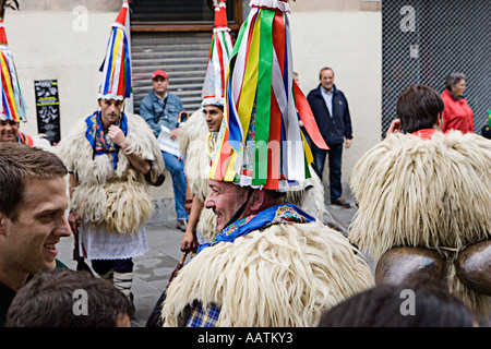 Il basco Joaldunak ballerini, Portugalete, Pais Vasco (Paese Basco), nel nord della Spagna. Foto Stock