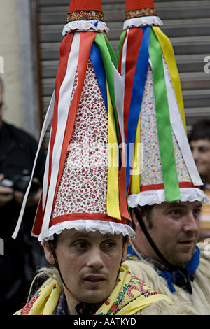 Il basco Joaldunak ballerini, Portugalete, Pais Vasco (Paese Basco), nel nord della Spagna. Foto Stock