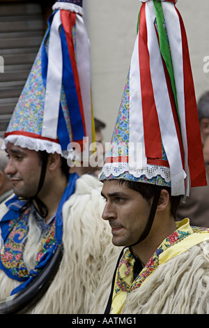 Il basco Joaldunak ballerini, Portugalete, Pais Vasco (Paese Basco), nel nord della Spagna. Foto Stock