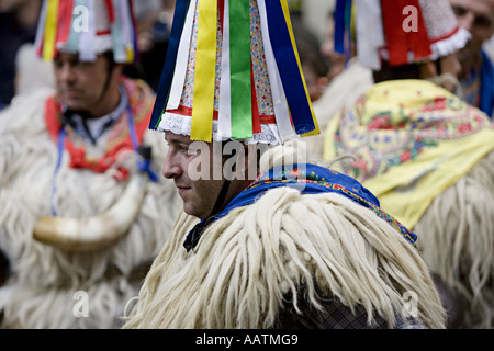 Il basco Joaldunak ballerini, Portugalete, Pais Vasco (Paese Basco), nel nord della Spagna. Foto Stock