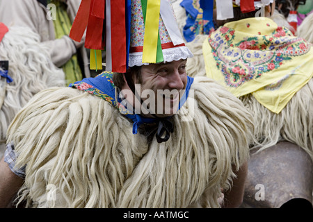 Il basco Joaldunak ballerini, Portugalete, Pais Vasco (Paese Basco), nel nord della Spagna. Foto Stock