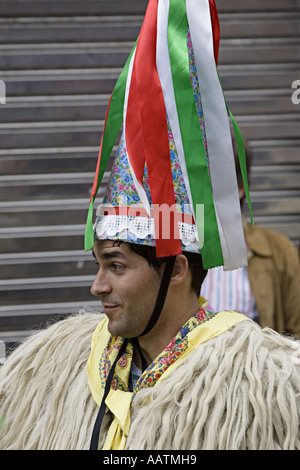 Il basco Joaldunak ballerini, Portugalete, Pais Vasco (Paese Basco), nel nord della Spagna. Foto Stock