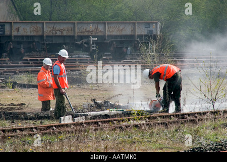 Miglioramenti a terra e riparazioni Horbury Bridge uomini al lavoro per la riparazione di apparecchiature al lato della stazione West Yorkshire spazio libero per il testo Foto Stock