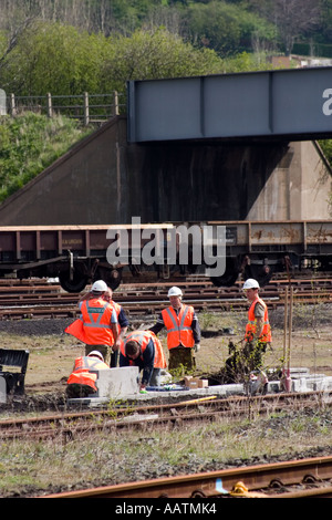 Miglioramenti a terra e riparazioni Horbury Bridge uomini al lavoro per la riparazione di apparecchiature al lato della stazione West Yorkshire spazio libero per il testo Foto Stock