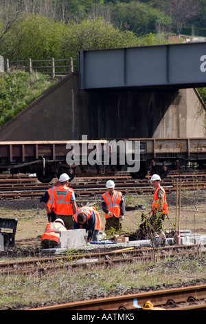 Miglioramenti a terra e riparazioni Horbury Bridge uomini al lavoro per la riparazione di apparecchiature al lato della stazione West Yorkshire spazio libero per il testo Foto Stock