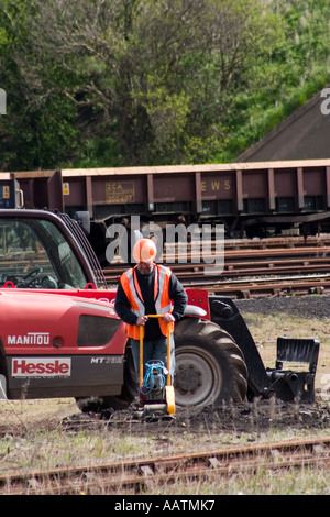 Miglioramenti a terra e riparazioni Horbury Bridge uomini al lavoro per la riparazione di apparecchiature al lato della stazione West Yorkshire spazio libero per il testo Foto Stock