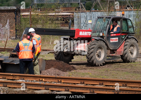 Miglioramenti a terra e riparazioni Horbury Bridge uomini al lavoro per la riparazione di apparecchiature al lato della stazione West Yorkshire Foto Stock