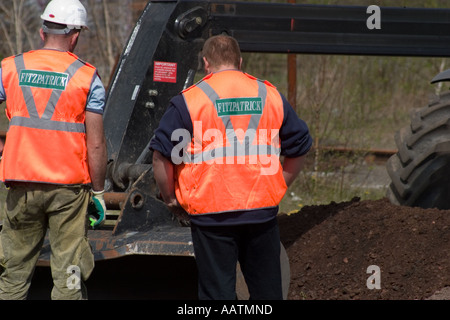 Miglioramenti a terra e riparazioni Horbury Bridge uomini al lavoro per la riparazione di apparecchiature al lato della stazione West Yorkshire Foto Stock