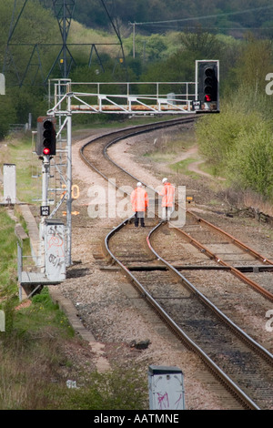 Miglioramenti a terra e riparazioni Horbury Bridge uomini al lavoro per la riparazione di apparecchiature al lato della stazione West Yorkshire spazio libero per il testo Foto Stock