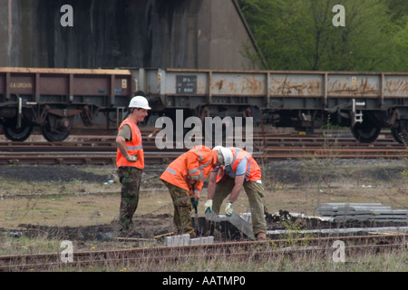 Miglioramenti a terra e riparazioni Horbury Bridge uomini al lavoro per la riparazione di apparecchiature al lato della stazione West Yorkshire spazio libero per il testo Foto Stock