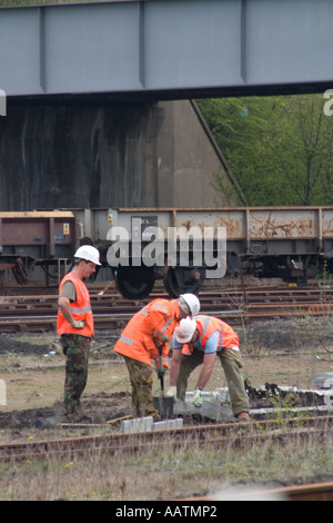 Miglioramenti a terra e riparazioni Horbury Bridge uomini al lavoro per la riparazione di apparecchiature al lato della stazione West Yorkshire spazio libero per il testo Foto Stock