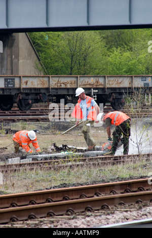 Miglioramenti a terra e riparazioni Horbury Bridge uomini al lavoro per la riparazione di apparecchiature al lato della stazione West Yorkshire spazio libero per il testo Foto Stock