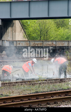 Miglioramenti a terra e riparazioni Horbury Bridge uomini al lavoro per la riparazione di apparecchiature al lato della stazione West Yorkshire spazio libero per il testo Foto Stock