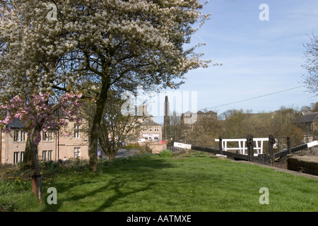 L Huddersfield stretto canale passante per il centro di Slaithwaite Foto Stock