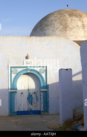 Vecchio Blu e bianco porte dipinte di ingresso alla cupola bianca casa moresca in tradizionale stile ornati Foto Stock