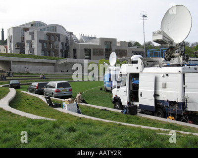 Al di fuori di broadcasting furgoni accanto al parlamento scozzese dopo le elezioni del 2007 Foto Stock
