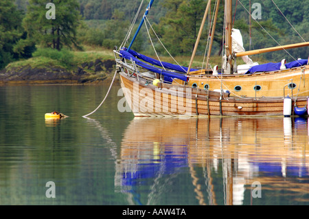 In prossimità della parte anteriore di una graziosa costruita tradizionalmente in legno barca a vela ormeggiata su Loch Leven vicino a Glencoe Ballachulish Foto Stock