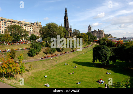 Princes Gardens città di Edimburgo sole persone godendo i giardini durante luch ora Foto Stock