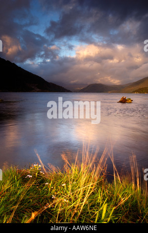 In tarda serata la vista di estremità meridionale del Loch Etive vicino Bonawe Taynuilt nelle Highlands scozzesi con minacciosa nube bassa Foto Stock