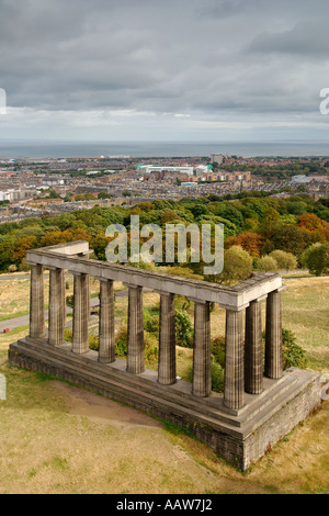 Vista inusuale del Monumento Nazionale Calton Hill Edinburgh shot dalla sommità del Monumento Nelson con i sobborghi di Edimburgo Foto Stock