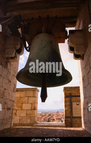 Siena Campanile Campanile campana e città dalla Torre del Mangia toscana italia Europa UE Foto Stock