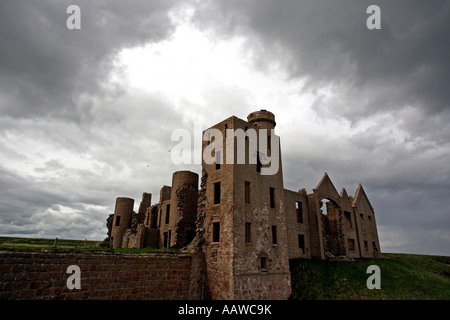 Il castello di Slains vicino Cruden Bay, Aberdeenshire, Scozia, che è detto di essere fonte di ispirazione per Bram Stoker's 'Dracula'. Foto Stock