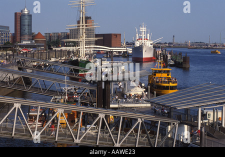 Traghetti presso i pontili di St Pauli, Amburgo, Germania Foto Stock